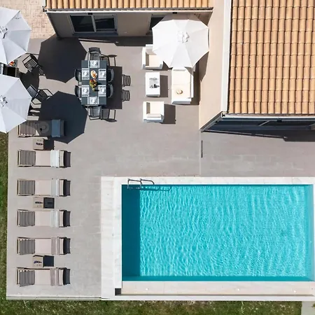 Villa Valtes Blue Chlomos